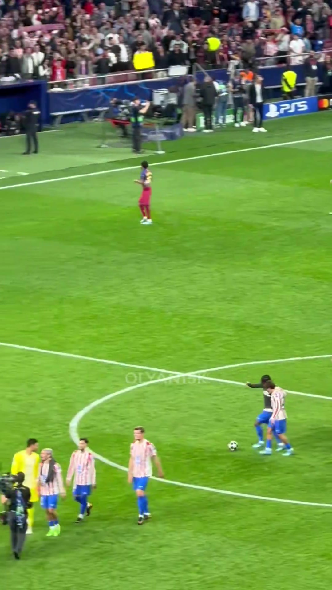 现场球迷赛后除了一个人之外所有巴萨球员都在谢场