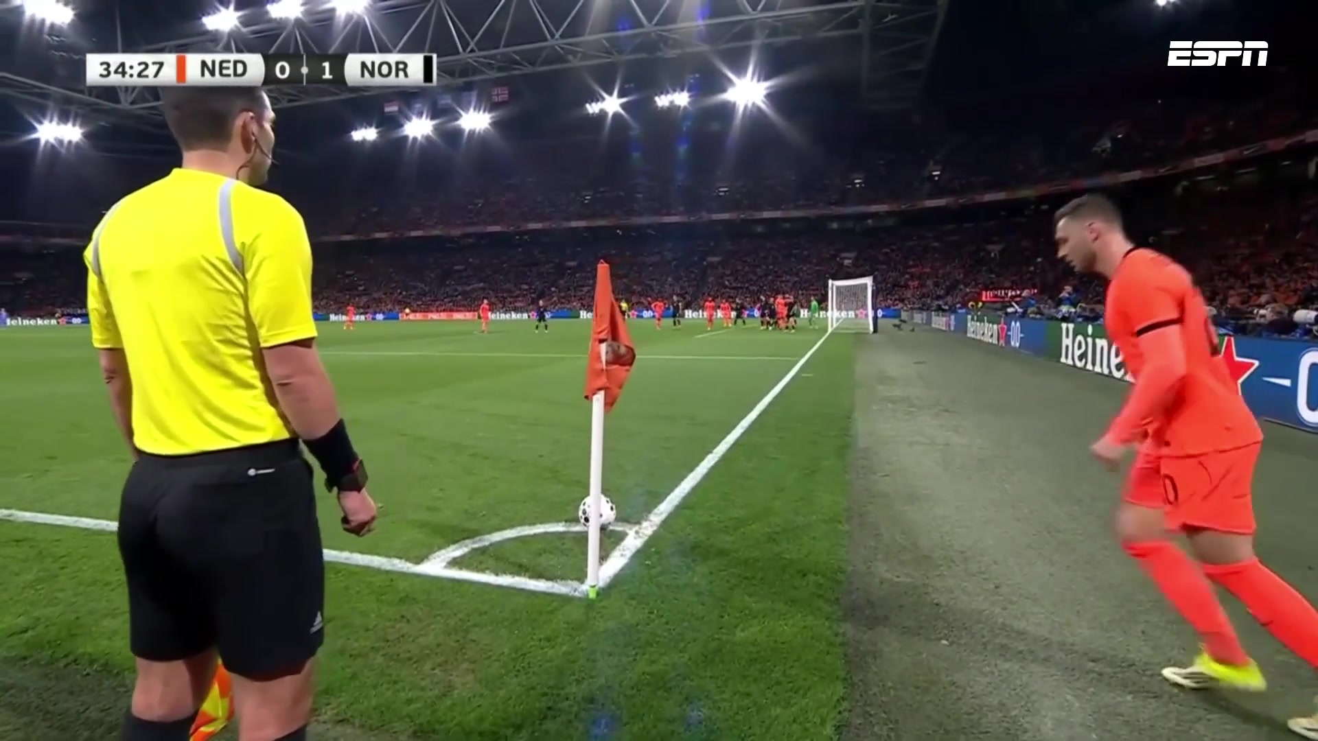 荷兰1-1扳平比分范戴克高高跃起头球破门库普梅纳斯角球助攻