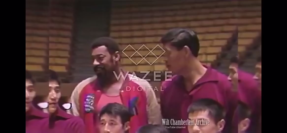 张伯伦早年曾与中国篮坛巨人穆铁柱合影张卫平也在其中