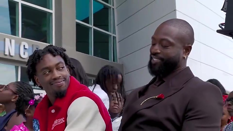 看一次笑一次韦德此前看到自己的雕像时忍不住不断摇头