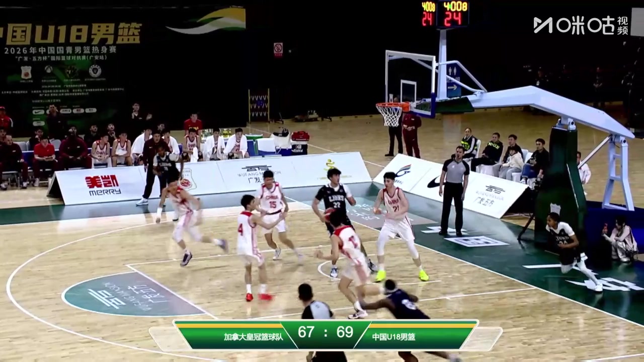 这球扣得霸气啊杨易轩快下反击接队友助攻上演抡臂暴扣