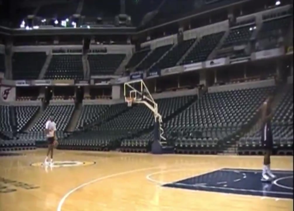 谁还没年轻过当年乔治秀弹跳飞跃2米18的希伯特单臂暴扣