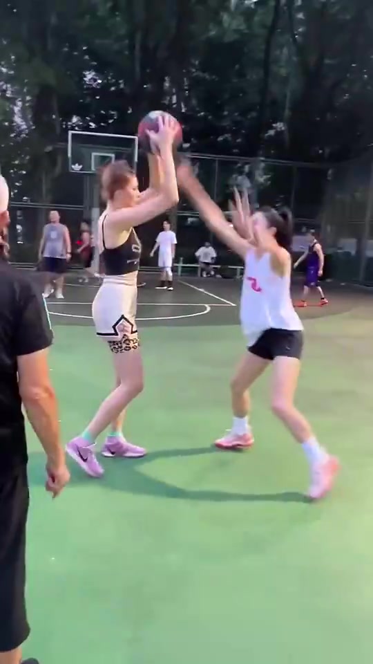 吧友们打得过这位外国妹子么这身高看着不矮啊