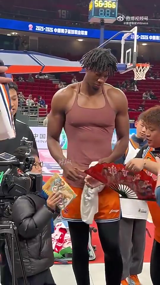 曾经也是NBA的盖帽王看看36岁的大白边这身材有多绝