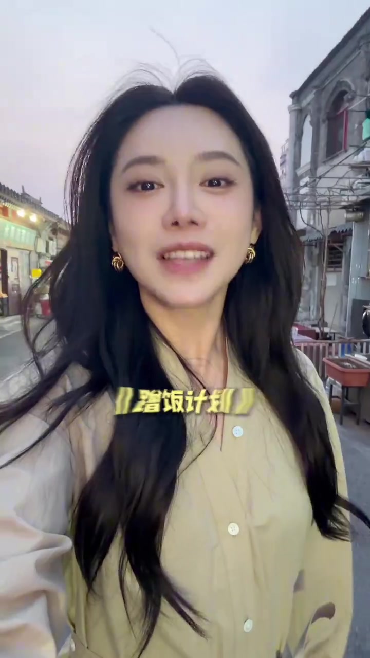 美娜晒视频和演员尤浩然一起吃饭这还是你们认识的小雨嘛