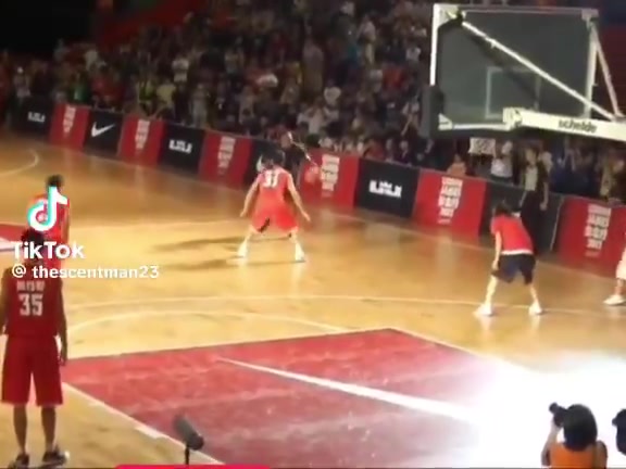 有点尴尬老詹早年和球迷打球竟然被直接生断了