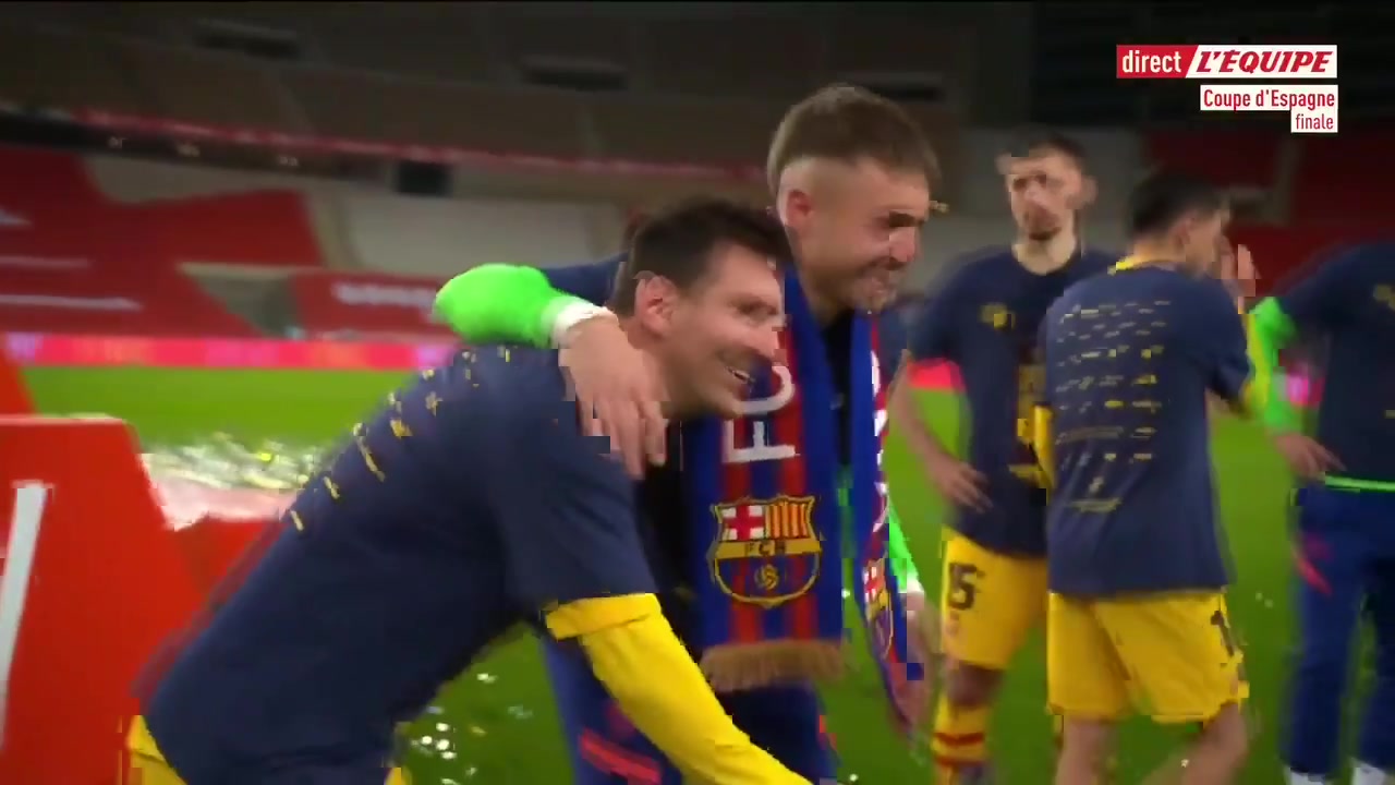 梅西才是真正的奖杯巴萨夺国王杯那一刻所有人排队和梅西合影