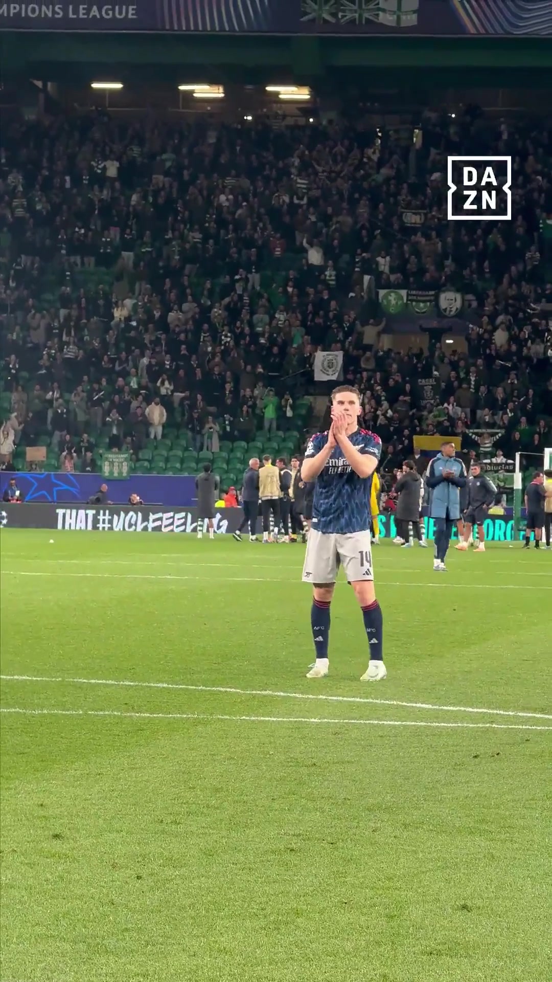 有情有义约克雷斯在返回更衣室前向葡体全场球迷致意