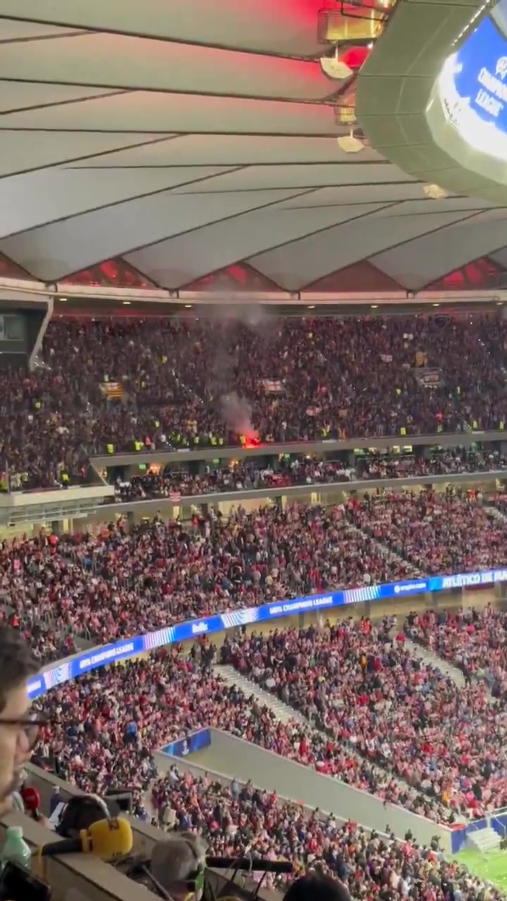 巴萨球迷区因进球庆祝点燃焰火安保火速出动将其扑灭