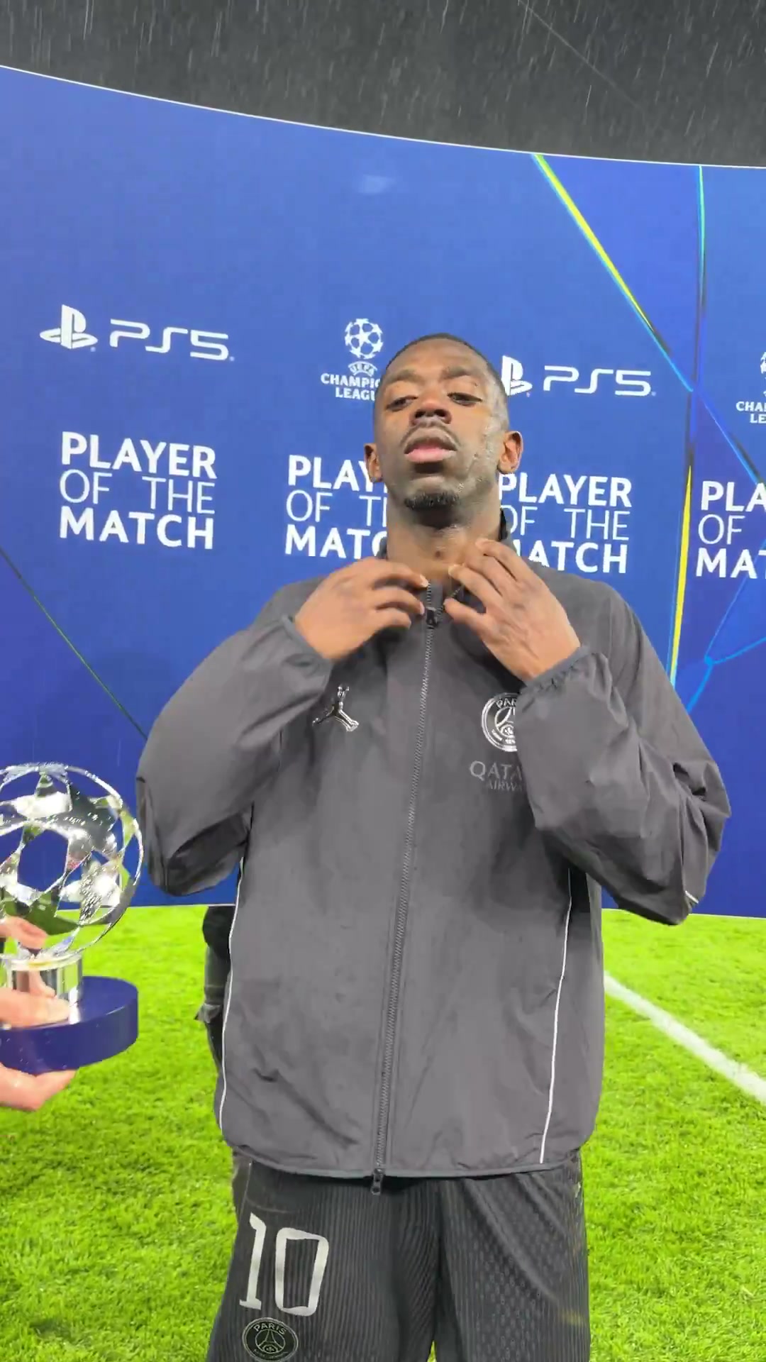 领取MVP奖杯登贝莱当选巴黎2-0利物浦一役全场最佳