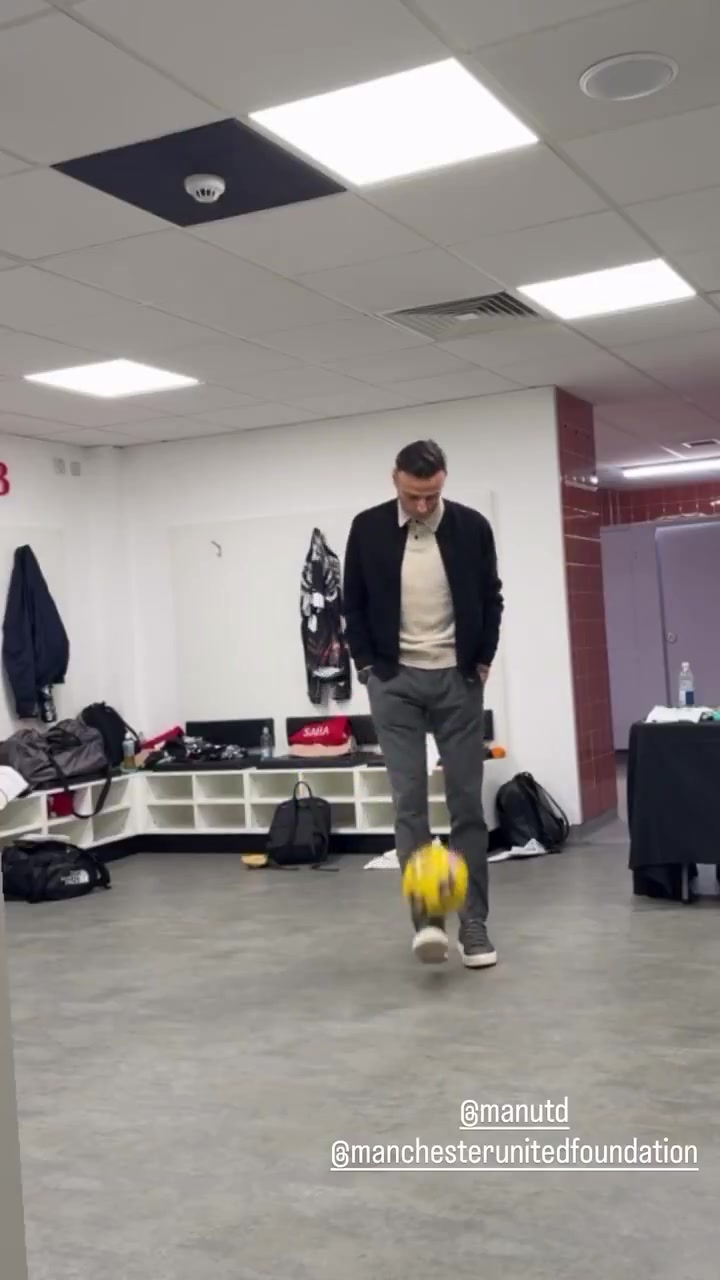 45岁的潇洒哥即使穿休闲鞋也能轻松驾驭