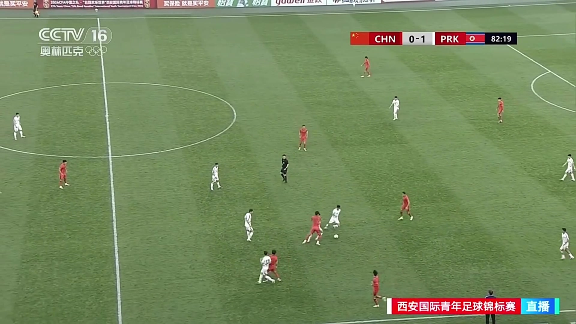 U23国足球员停球3米外随后被朝鲜球员连续一脚传递配合