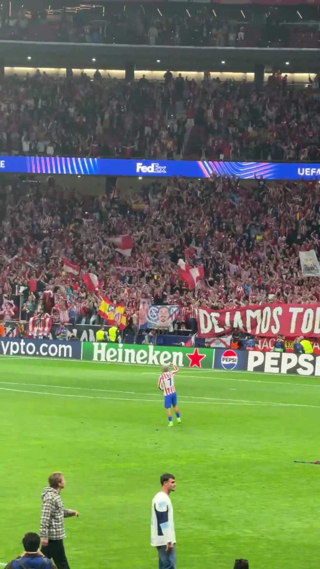 其他球员都回更衣室了只有格列兹曼和球迷疯狂互动