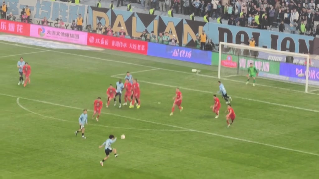 现场目睹吕焯毅神仙球绝杀看台上的大连球迷我X我X