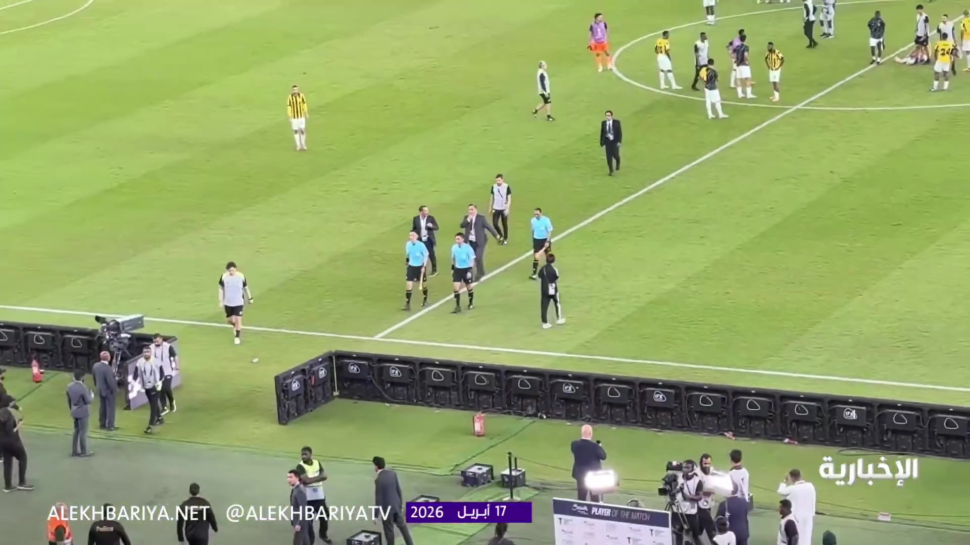 水瓶横飞马宁离场遭吉达联合球迷水瓶攻击马宁依旧淡定离场