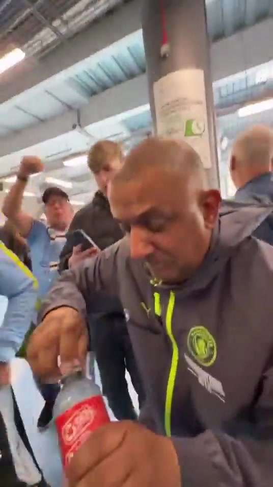 曼城球迷水瓶哥赛后狂