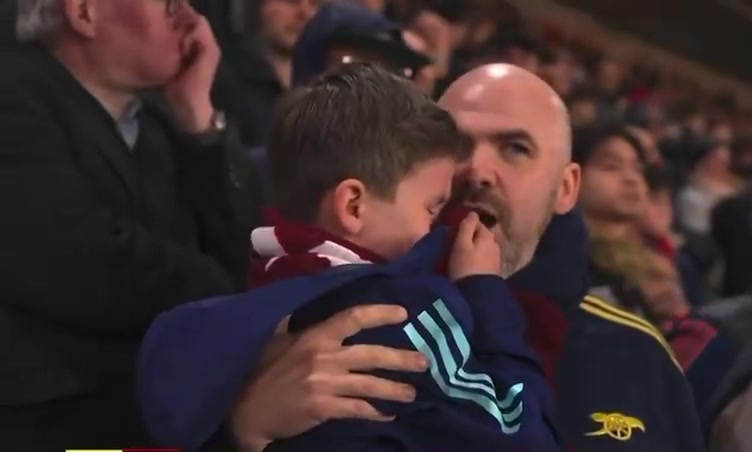 在阿森纳爆冷被南安普顿淘汰出局后小枪迷在爸爸怀里哭了