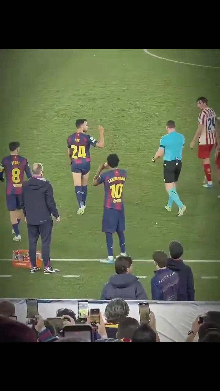 失望至极亚马尔看到库巴西被罚下后的反应