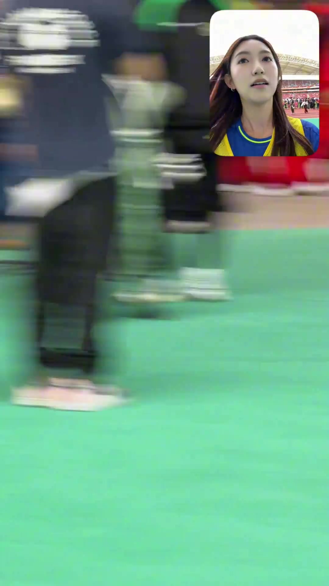 现场女球迷在吴越杯看到了王钰栋和宇树机器人为吴越杯开球