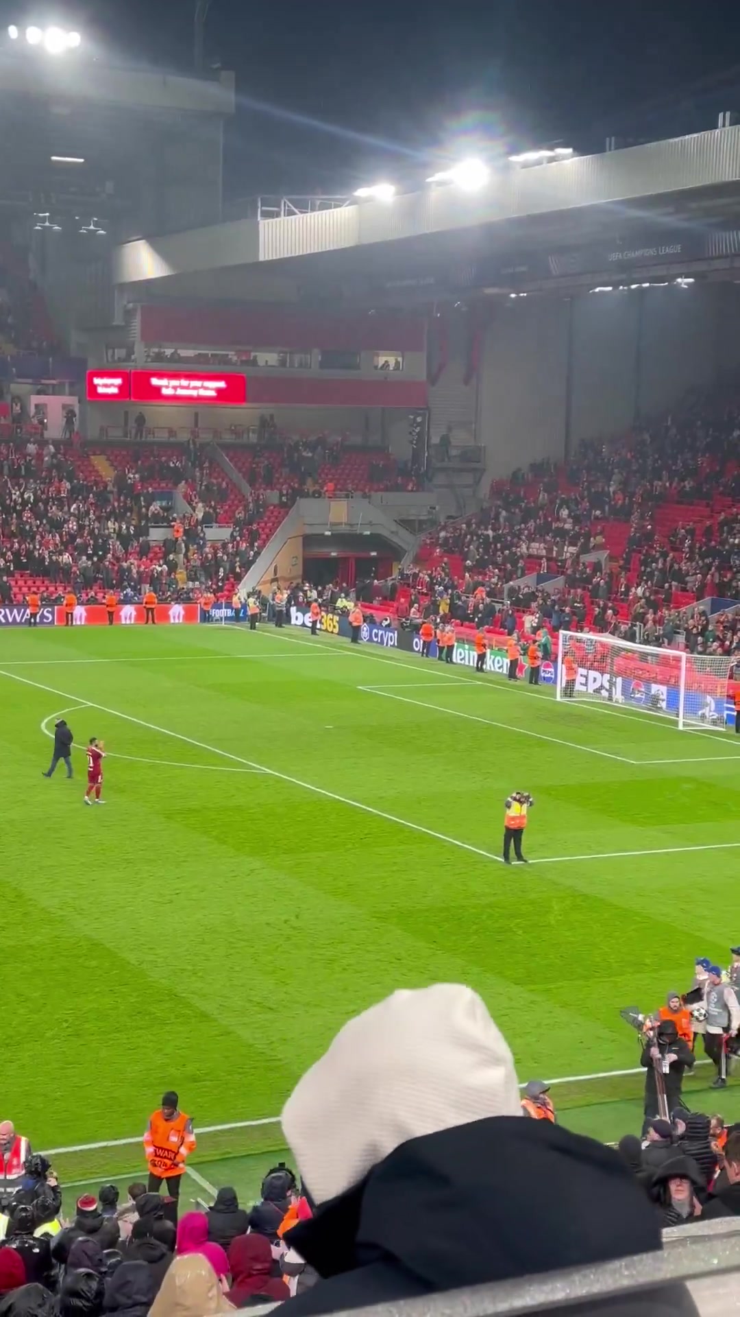 结束了在利物浦的最后一场欧冠萨拉赫享受着来自Kop看台的掌声