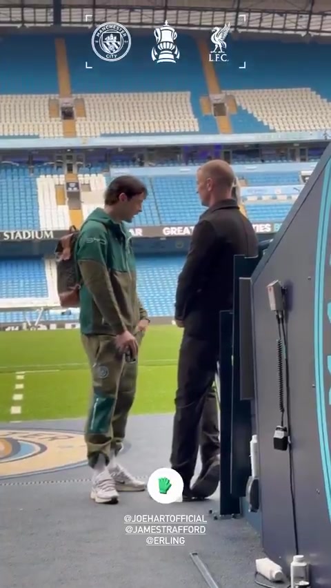 赛后乔哈特与特拉福德亲切交谈哈兰德也加入了他们