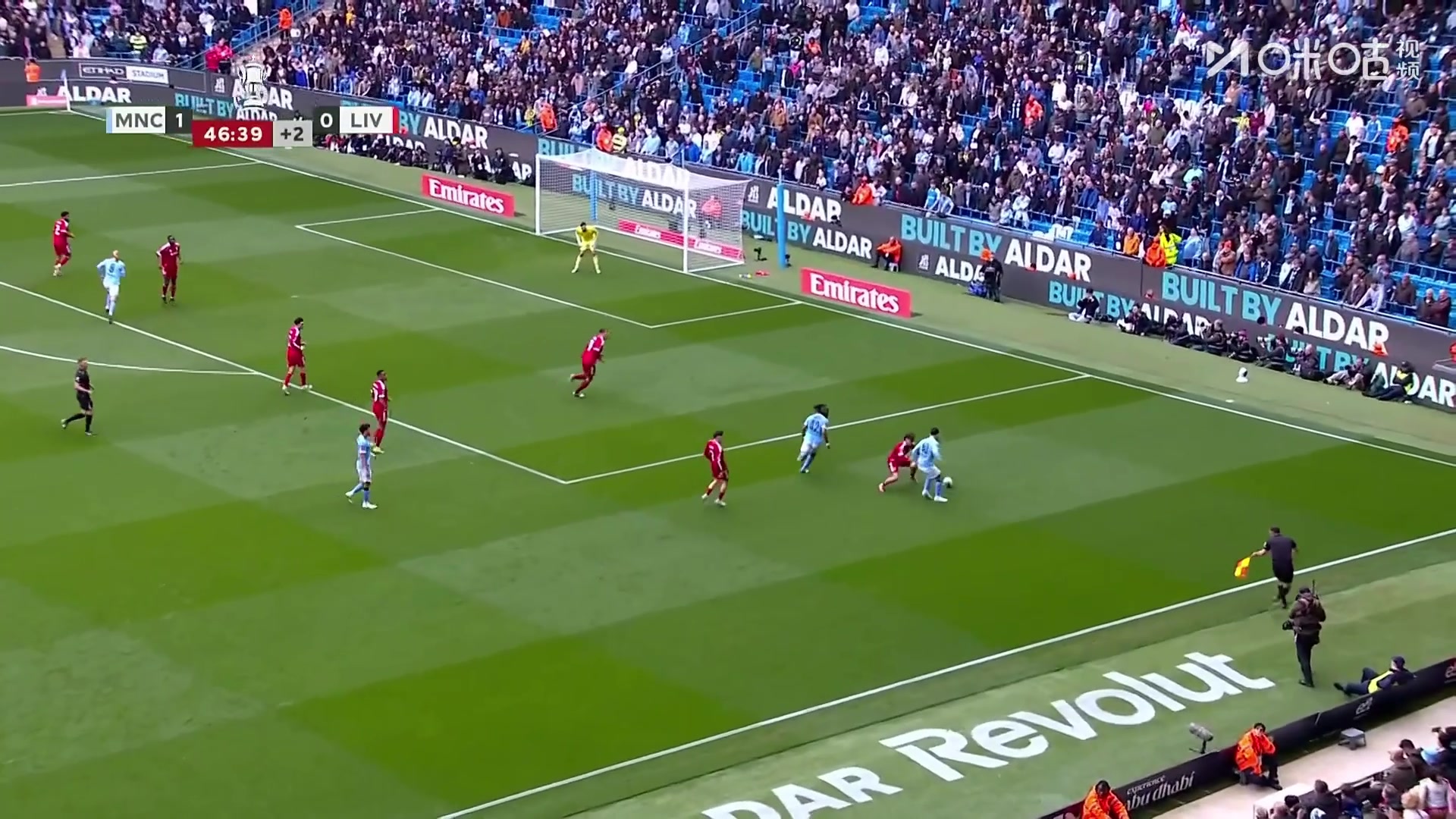 哈兰德头球破门上演梅开二度曼城2-0领先利物浦