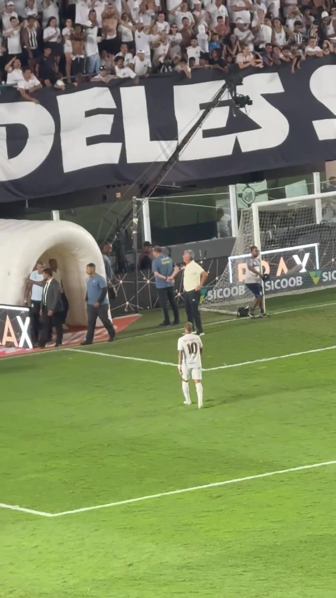 内马尔赛后离场时捂住耳朵不想听到桑托斯球迷的嘘声