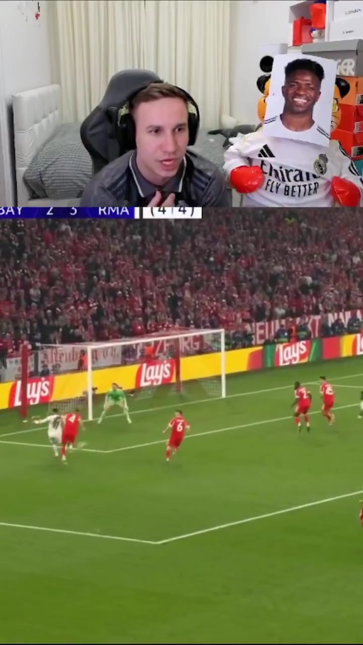 错失良机后皇马球迷对着维尼修斯照片狂扇耳光