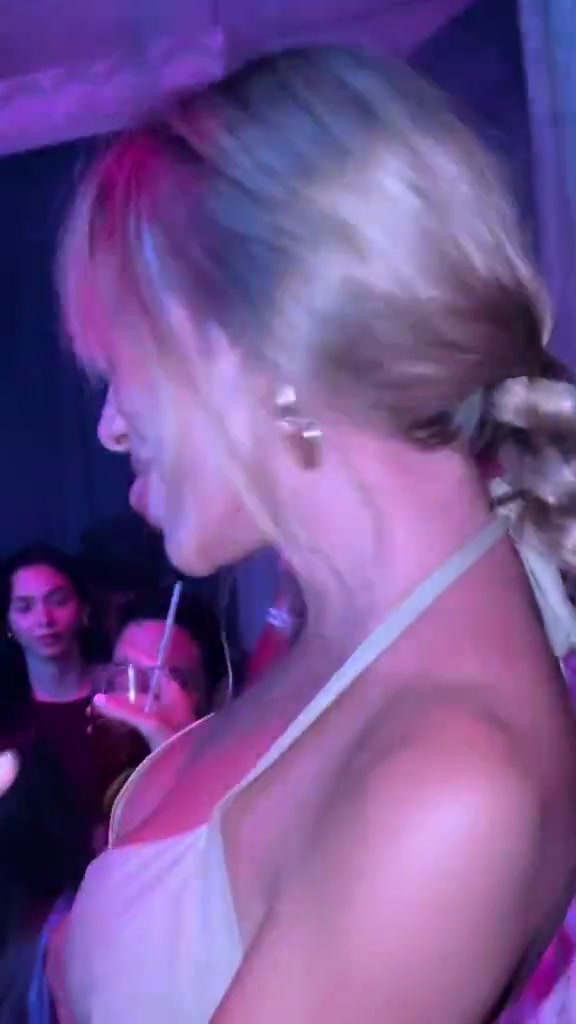 外网吵翻姆巴佩女友爱珀斯托在夜店跳舞