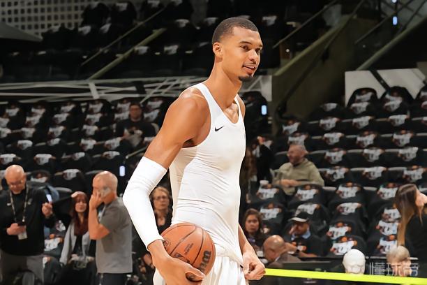 Shams：文班亚马进入脑震荡保护协议，提前退出对阵开拓者的G2