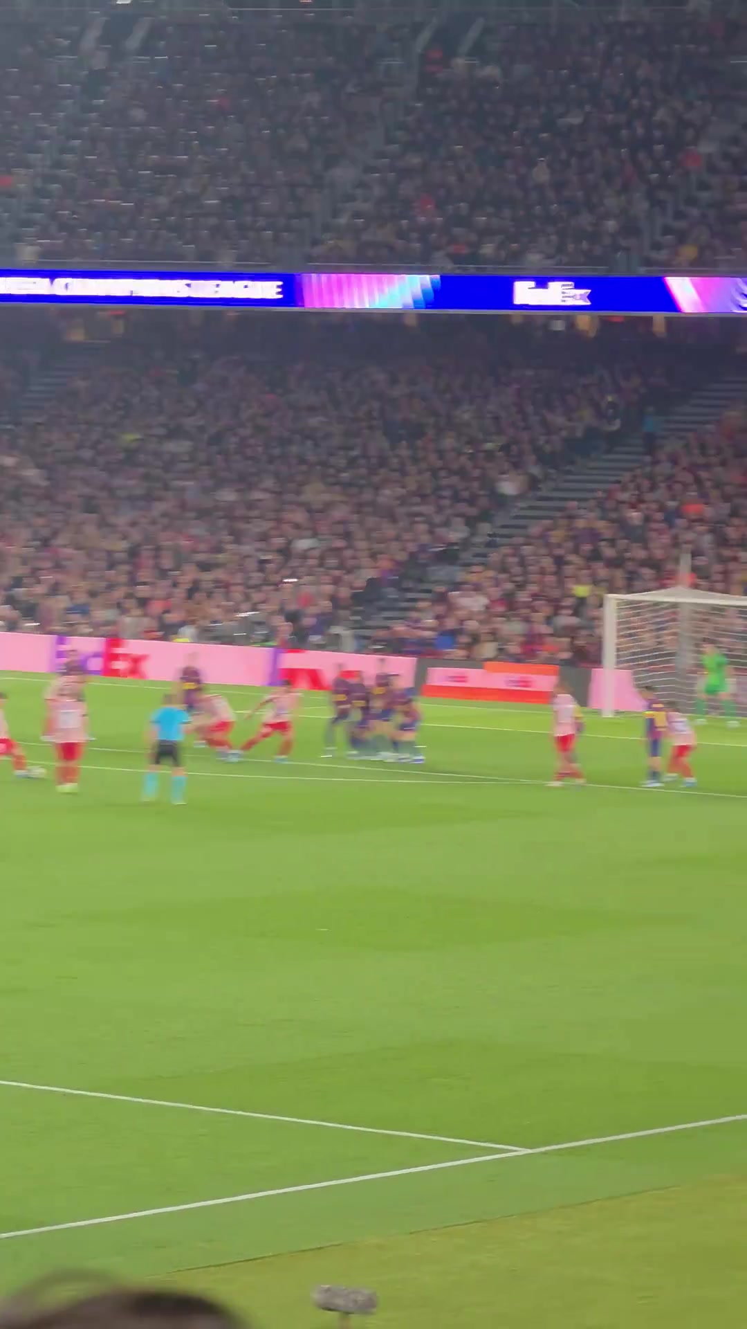 巴萨女球迷从满怀期待到万念俱灰原来只需一个任意球的时间