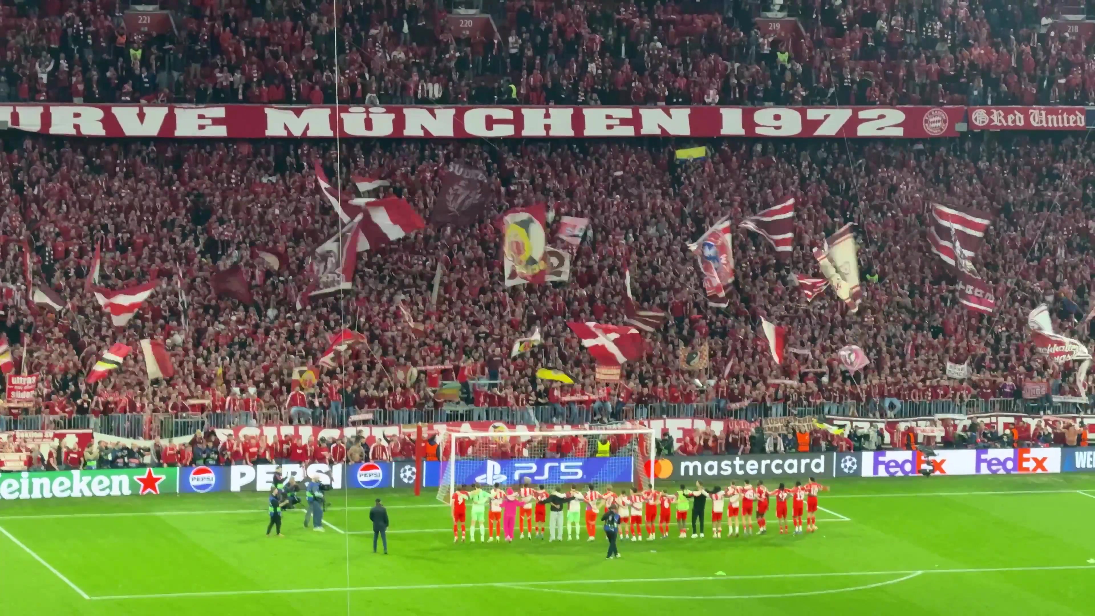 沸腾的安联球场拜仁众将与死忠球迷们的赛后狂欢