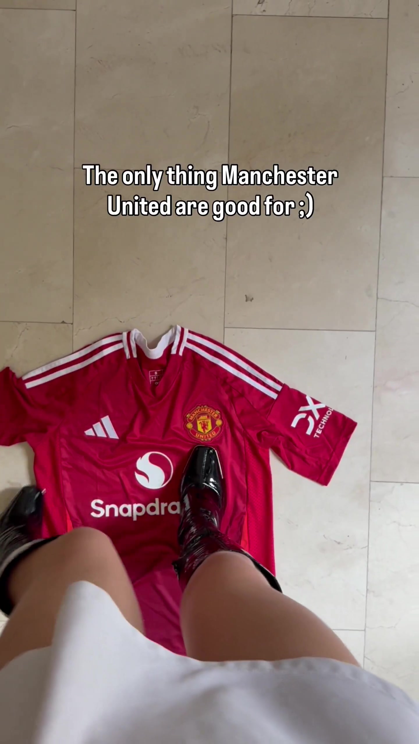 切尔西成人女星粉丝踩踏曼联球衣引发众怒