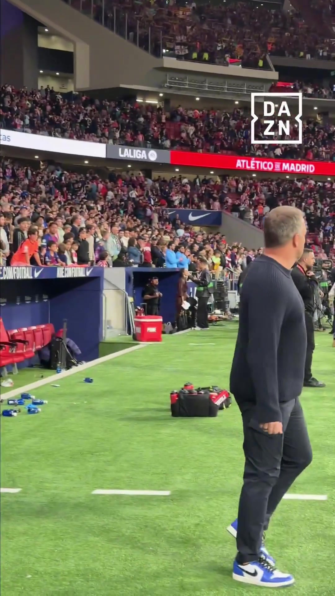 有小情绪亚马尔赛后一脸不满离场没有和队友一起庆祝胜利