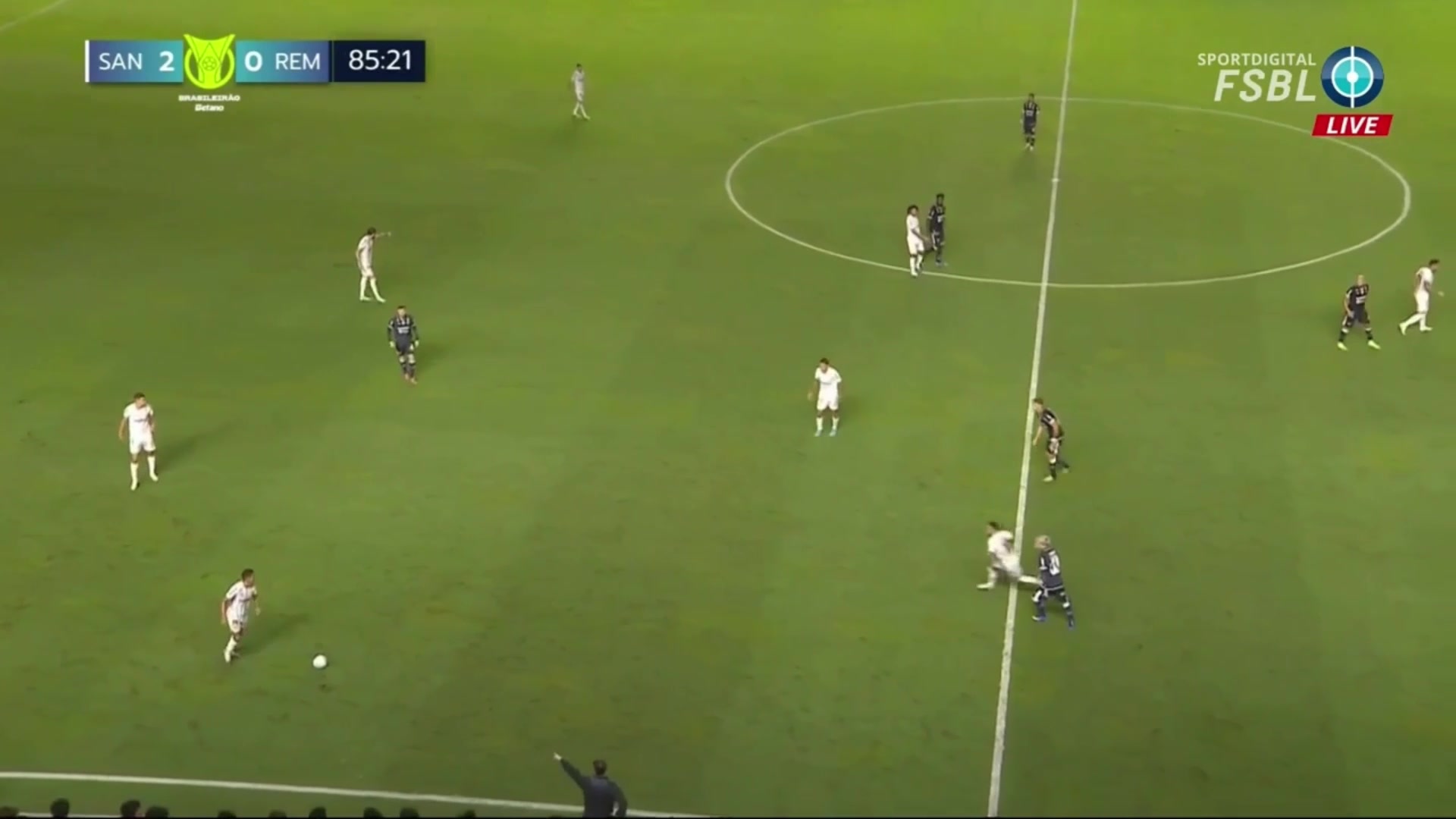 太过分了内马尔10秒连遭两犯裁判无视当场暴怒起冲突染黄