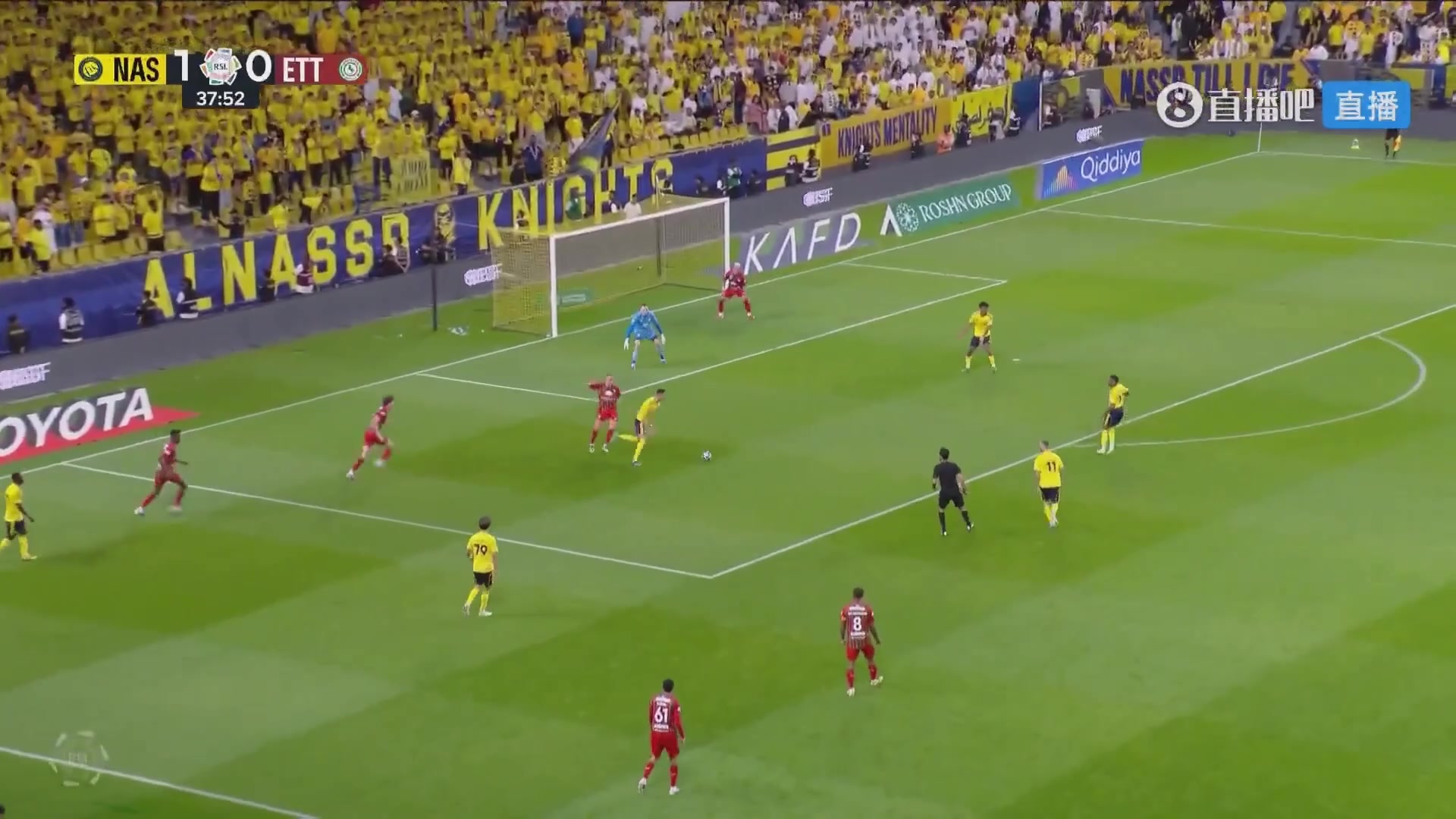 可惜了C罗禁区内扣过防守打门击中立柱弹出